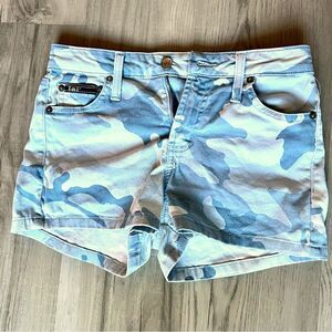 NWOT vintage y2k l.e.i stretch Jean shorts in blue camo print. Low rise. Sz 3